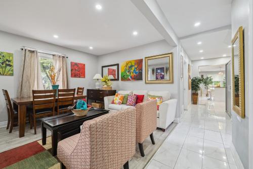 ナイアガラ・フォールズにあるOra's Place BNBのソファとテーブルのあるリビングルーム