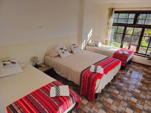 a bedroom with two beds and a window at Casa Rentera D Elías 5 in Puerto Baquerizo Moreno
