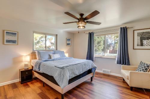 Un dormitorio con una cama y un ventilador de techo. en Prime Belmar Access! Updated Unit with Office and Yard, en Lakewood