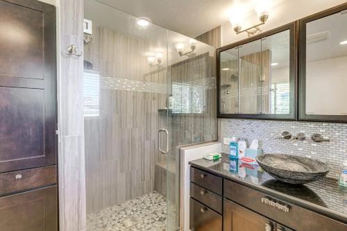 Un baño con lavabo y ducha de cristal. en Prime Belmar Access! Updated Unit with Office and Yard, en Lakewood