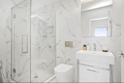 Un baño con ducha, inodoro y lavabo. en CBD luxury Apartments Union green with sea view, en Auckland