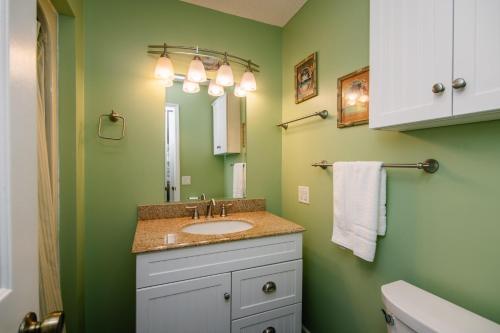 ein Badezimmer mit Waschbecken und Spiegel in der Unterkunft Island Gossip in Edisto Beach