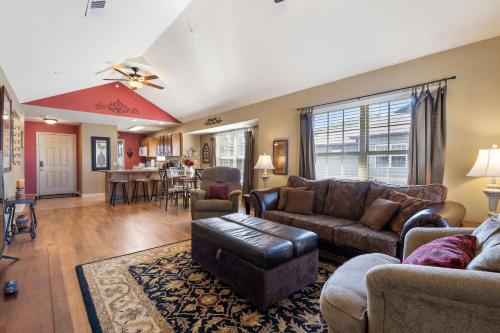 Posezení v ubytování The Hogue Penthouse - Unwind and Relax