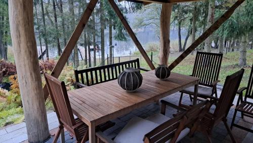 una mesa de madera con dos jarrones encima en un porche en Dom na Mazurach Zatoka Leśna, en Wieniec