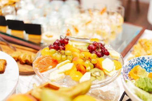 una tabella ricoperta di ciotole di frutta e altri alimenti di Eternity Athens ad Atene