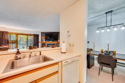 cocina con fregadero y mesa con silla en Ski, Hike and Unwind! Riverfront Getaway in Lincoln, en Lincoln