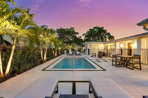 Kolam renang di atau dekat dengan Downtown WPB studio D - w full kitchen