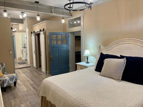 1 dormitorio con 1 cama grande y puerta azul en Historic 706, en Mountain Home