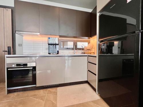 Kuchyň nebo kuchyňský kout v ubytování Antara Genting by J&H 3BR Entertainment Suite M1