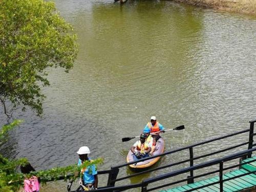 Vista de un río que corre cerca del barco