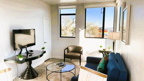 Μια τηλεόραση ή/και κέντρο ψυχαγωγίας στο Melrose Luxe Retreat near The Grove