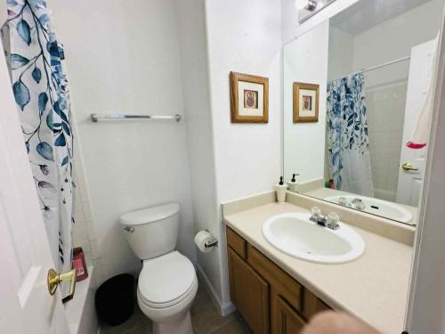 Koupelna v ubytování Cozy near airport vacation home Brighton