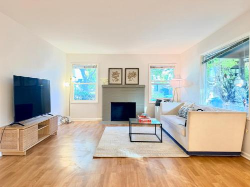 A television and/or entertainment centre at Newly Furnished Retreat 5 Min to Stanford & Downtown Palo Alto