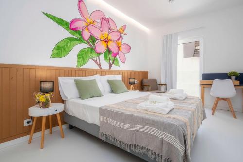 een slaapkamer met een groot bed met een muurschildering van bloemen aan de muur bij Primavera House in Faro