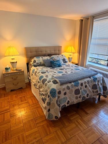 Cama o camas de una habitación en Large one bedroom apartment