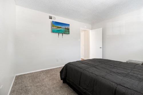 アーリントンにあるCharming 1Bdr In Arlingtonのベッドと壁に絵が飾られた寝室