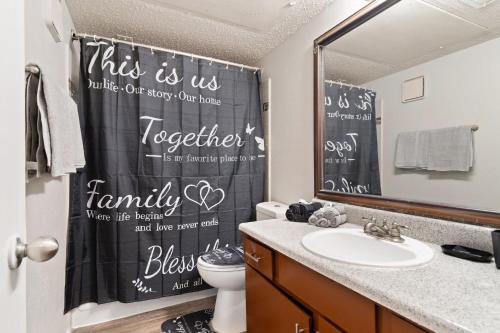アーリントンにあるCharming 1Bdr In Arlingtonの「これが私たち、私たちの物語を分ける」と書かれたシャワーカーテンのあるバスルーム
