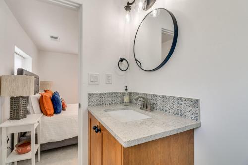 ein Badezimmer mit Waschbecken und Spiegel an der Wand in der Unterkunft Stylish Southwest Adobe Home in Old Town ABQ in Albuquerque