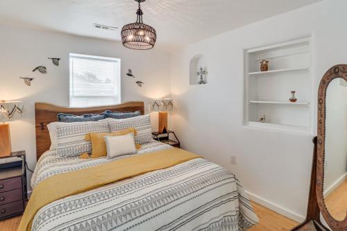 ein Schlafzimmer mit einem Bett und einem Spiegel in der Unterkunft Stylish Southwest Adobe Home in Old Town ABQ in Albuquerque