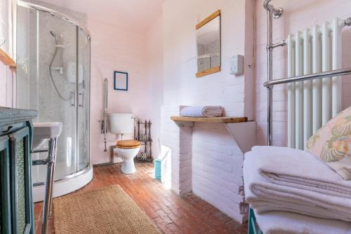 CholdertonにあるThe Coach House at Kingsettle Studのシャワー、トイレ、洗面台を備えたバスルーム