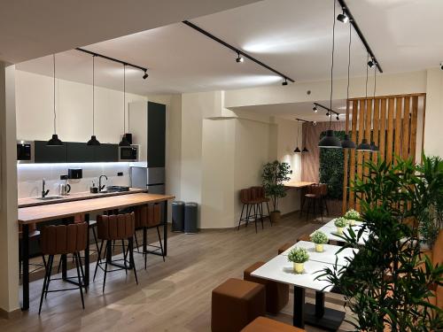 een open keuken en een woonkamer met tafels en stoelen bij Alma One in Alicante