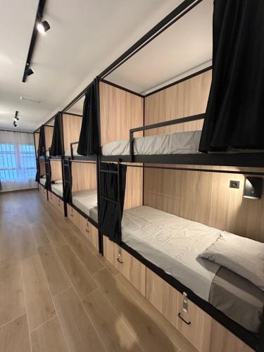 een rij stapelbedden in een kamer bij Alma One in Alicante