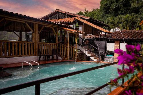 une piscine devant une maison dans l'établissement HOTEL TERRA SAN GIl, à San Gil
