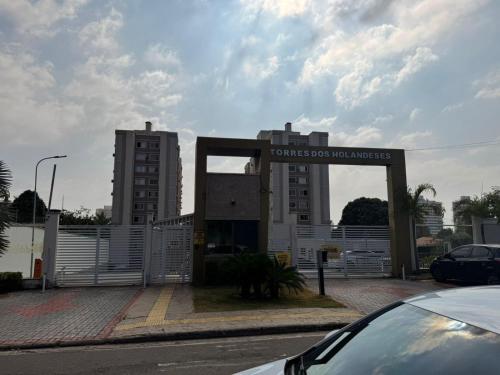 ein vor einem Gebäude geparktes Auto in der Unterkunft Seu Refúgio em São Luís MA in São Luís