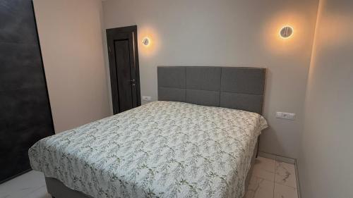 ein kleines Schlafzimmer mit einem Bett in einem Zimmer in der Unterkunft Sunny Beach in Saulkrasti