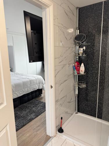 ein Badezimmer mit Dusche mit Glastür in der Unterkunft Comfy En-suite King Size room in Hornchurch