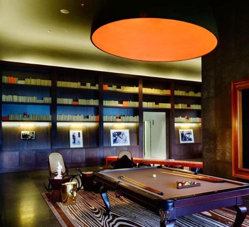 a billiard room with a pool table and shelves at Apartamento en Panama, Yoo and Art eAvenida Balboa in Panama City