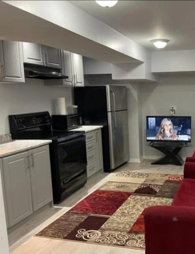 een keuken met een tv in het midden bij Peace Apartment in Brampton