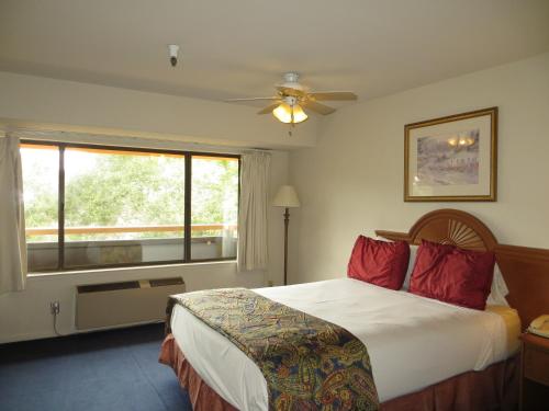 เตียงในห้องที่ The Monarch Resort