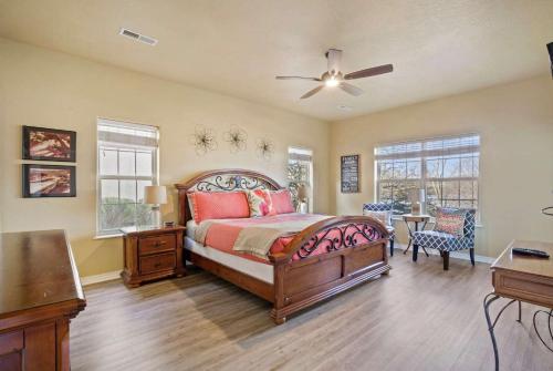 een slaapkamer met een bed en een plafondventilator bij Lakefront Sanctuary - Table Rock Lake Adventures in Branson