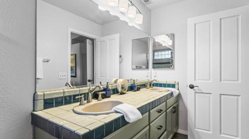 ein Badezimmer mit Waschbecken und Spiegel in der Unterkunft 5BDR Stay w Fireplace Game room Family-Friendly Amenities Arrowhead Chalet by AvantStay in Blue Jay