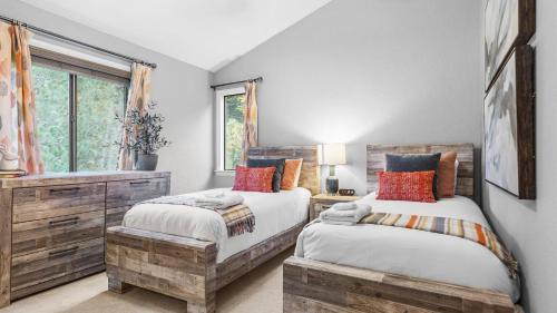 ein Schlafzimmer mit zwei Betten und einem Fenster in der Unterkunft 5BDR Stay w Fireplace Game room Family-Friendly Amenities Arrowhead Chalet by AvantStay in Blue Jay