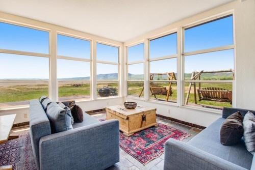 Fotografie z fotogalerie ubytování Lakeside Oasis with Mountain Views v destinaci Saint Charles