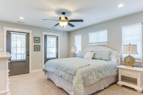Un dormitorio con una cama y un ventilador de techo. en 408A The Boardwalk House, en Virginia Beach