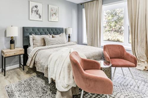 Un dormitorio con una cama y dos sillas. en 2 Mi to USCG Academy! Convenient New London Home, en New London