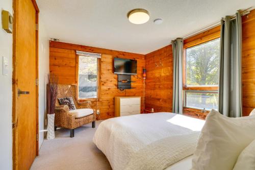 Postel nebo postele na pokoji v ubytování Stratton Shuttle Access! Vermont Mountain Hideaway