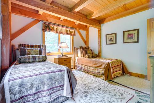 1 dormitorio con 2 camas y 1 silla en una habitación en 4 Mi to Stratton! Group Getaway with Deck and Views, en Stocker Acres