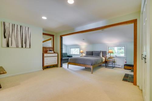 Postel nebo postele na pokoji v ubytování Luxe 5,000 Sq Ft Retreat 5 Mi to Stratton Resort