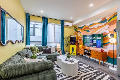 Et tv og/eller underholdning på Movie Theater Rooftop King Bed Arcade BBQ