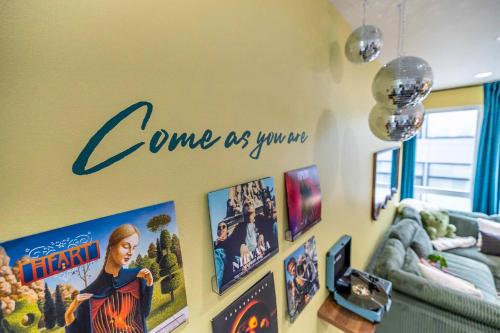 Et opholdsområde på Movie Theater Rooftop King Bed Arcade BBQ