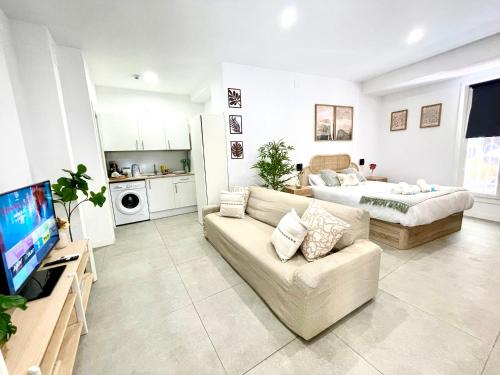 Designer and Quiet Studio 5 min to Maria Zambrano Station and 15 min walk to Beach photo 35