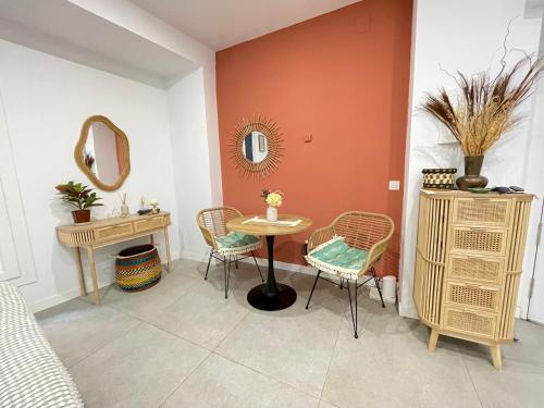 Designer and Quiet Studio 5 min to Maria Zambrano Station and 15 min walk to Beach photo 30
