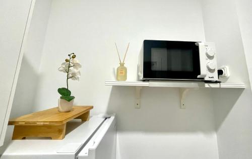 Designer and Quiet Studio 5 min to Maria Zambrano Station and 15 min walk to Beach photo 11
