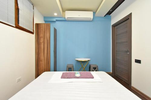 a bedroom with a bed and a blue wall at Guest House City in Yerevan