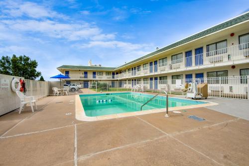 Πισίνα στο ή κοντά στο Avera Suites