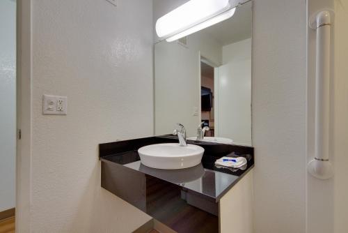Ένα μπάνιο στο Avera Suites